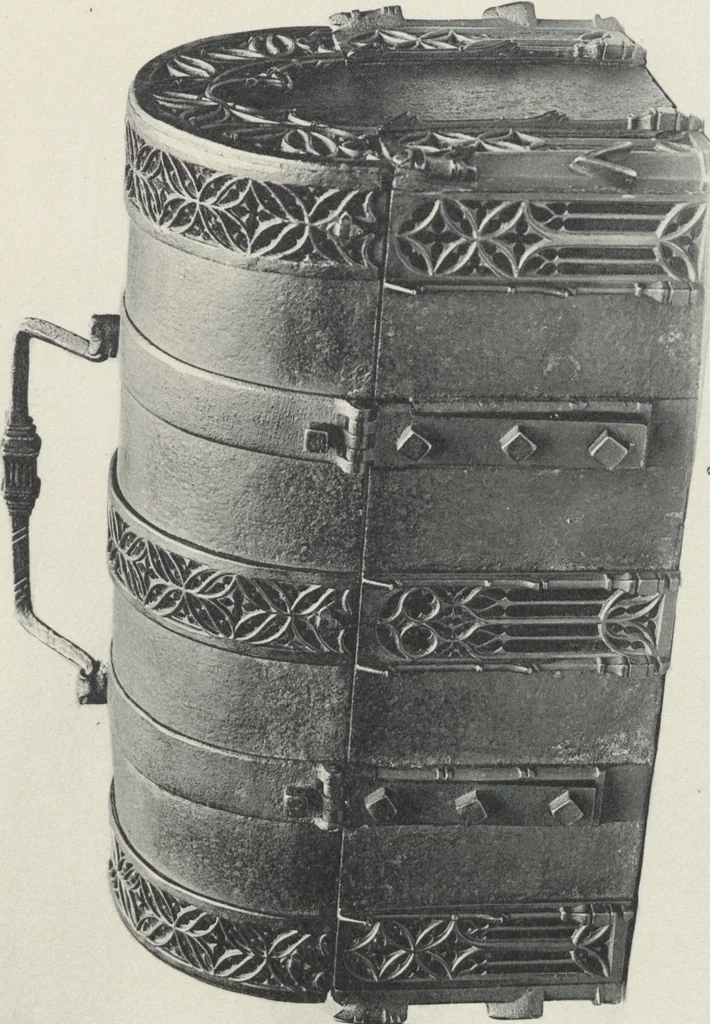 An illustration from Documents de ferronnerie ancienne du XIIe au XVIIIe siècle : recueil de 40 planches comprenant plus de 100 documents de ferronnerie monumentale et de serrurerie fine ..., 1922, leaf 14
