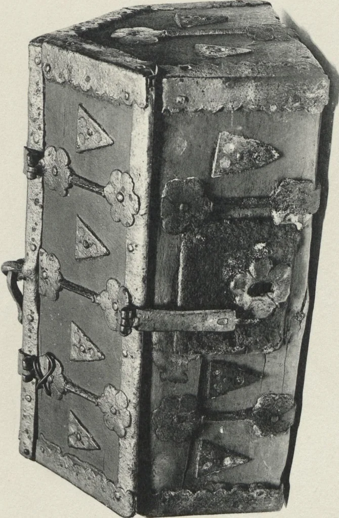 An illustration from Documents de ferronnerie ancienne du XIIe au XVIIIe siècle : recueil de 40 planches comprenant plus de 100 documents de ferronnerie monumentale et de serrurerie fine ..., 1922, leaf 14