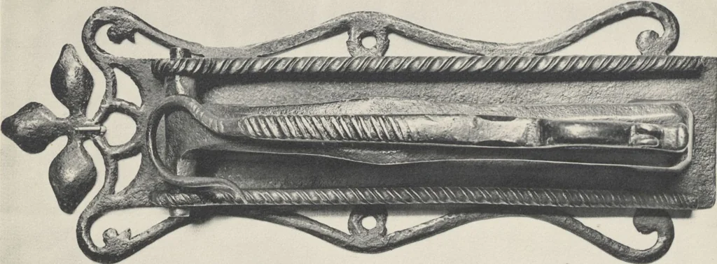 An illustration from Documents de ferronnerie ancienne du XIIe au XVIIIe siècle : recueil de 40 planches comprenant plus de 100 documents de ferronnerie monumentale et de serrurerie fine ..., 1922, leaf 17