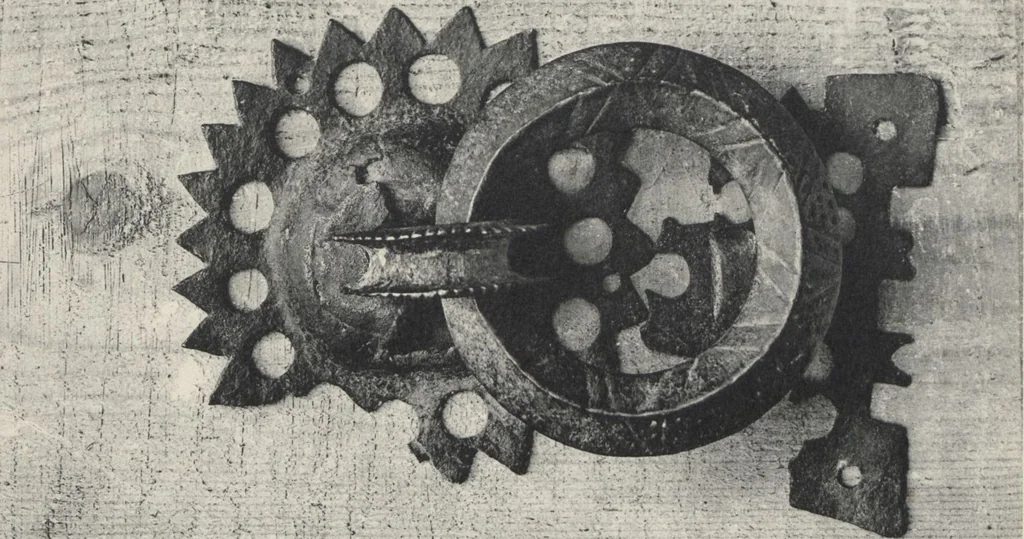 An illustration from Documents de ferronnerie ancienne du XIIe au XVIIIe siècle : recueil de 40 planches comprenant plus de 100 documents de ferronnerie monumentale et de serrurerie fine ..., 1922, leaf 17