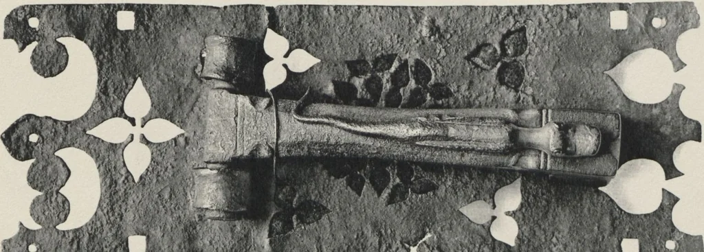An illustration from Documents de ferronnerie ancienne du XIIe au XVIIIe siècle : recueil de 40 planches comprenant plus de 100 documents de ferronnerie monumentale et de serrurerie fine ..., 1922, leaf 17