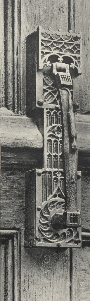 An illustration from Documents de ferronnerie ancienne du XIIe au XVIIIe siècle : recueil de 40 planches comprenant plus de 100 documents de ferronnerie monumentale et de serrurerie fine ..., 1922, leaf 19
