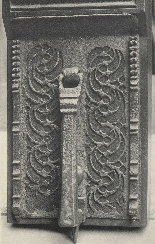 An illustration from Documents de ferronnerie ancienne du XIIe au XVIIIe siècle : recueil de 40 planches comprenant plus de 100 documents de ferronnerie monumentale et de serrurerie fine ..., 1922, leaf 20