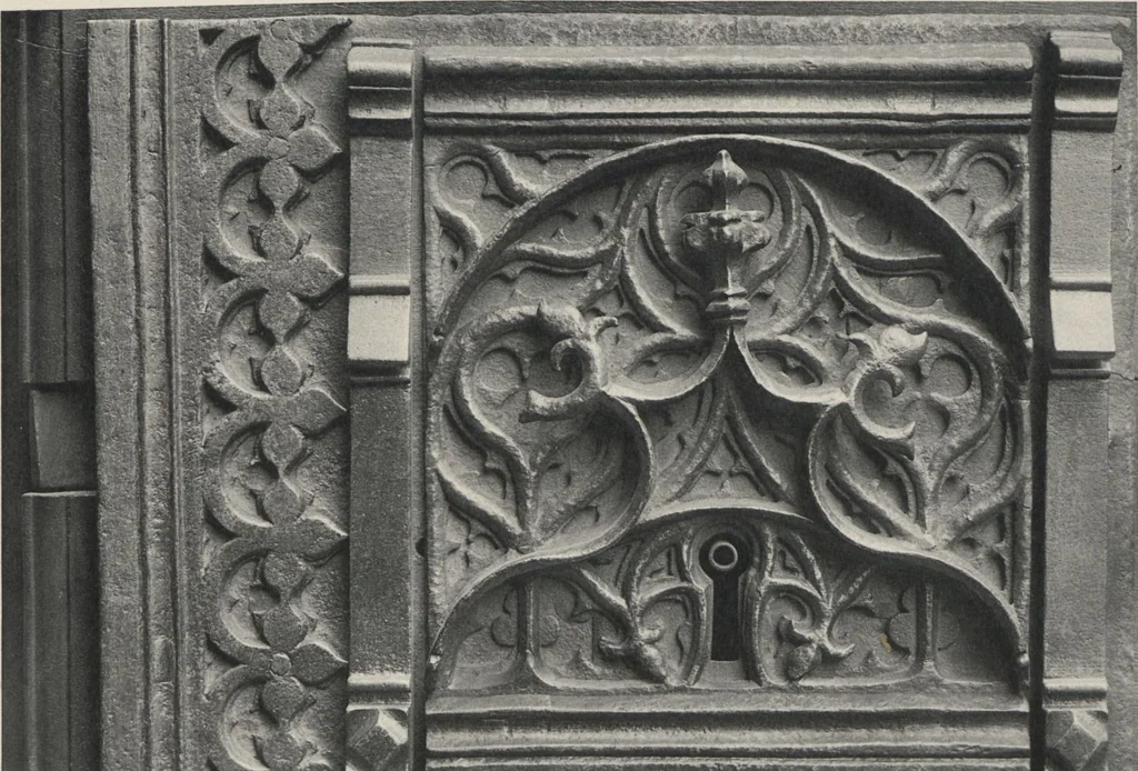 An illustration from Documents de ferronnerie ancienne du XIIe au XVIIIe siècle : recueil de 40 planches comprenant plus de 100 documents de ferronnerie monumentale et de serrurerie fine ..., 1922, leaf 20