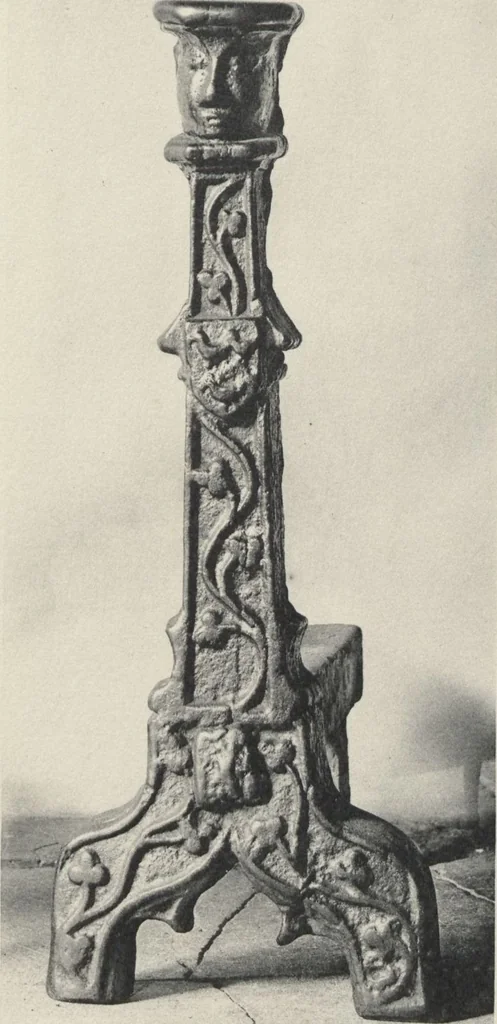 An illustration from Documents de ferronnerie ancienne du XIIe au XVIIIe siècle : recueil de 40 planches comprenant plus de 100 documents de ferronnerie monumentale et de serrurerie fine ..., 1922, leaf 24