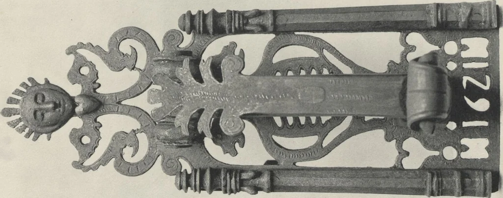 An illustration from Documents de ferronnerie ancienne du XIIe au XVIIIe siècle : recueil de 40 planches comprenant plus de 100 documents de ferronnerie monumentale et de serrurerie fine ..., 1922, leaf 27