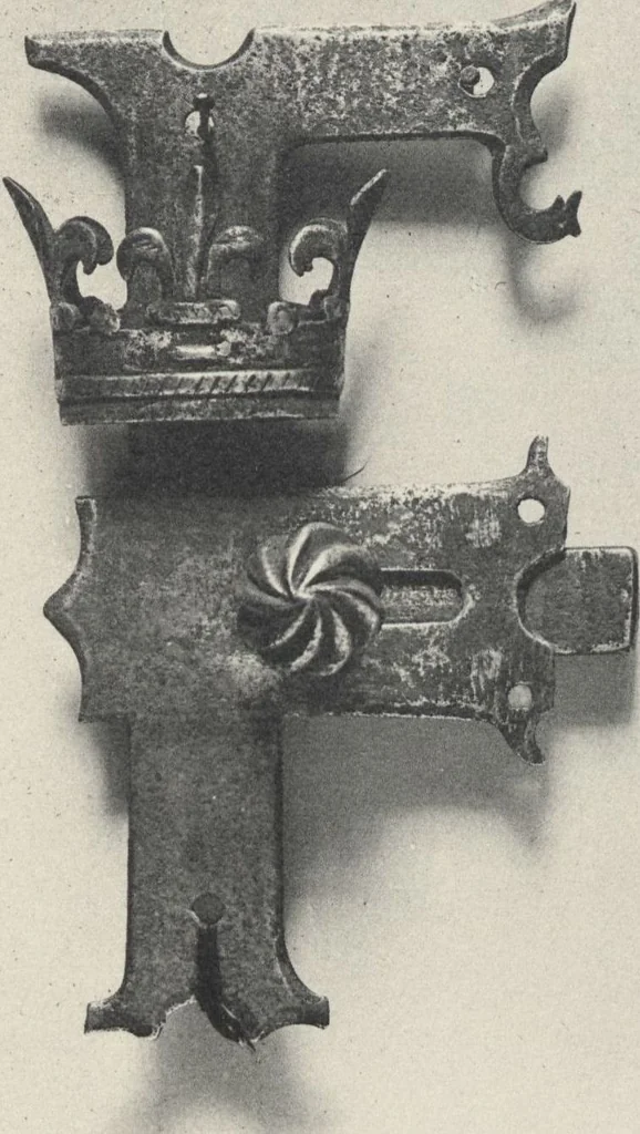 An illustration from Documents de ferronnerie ancienne du XIIe au XVIIIe siècle : recueil de 40 planches comprenant plus de 100 documents de ferronnerie monumentale et de serrurerie fine ..., 1922, leaf 29