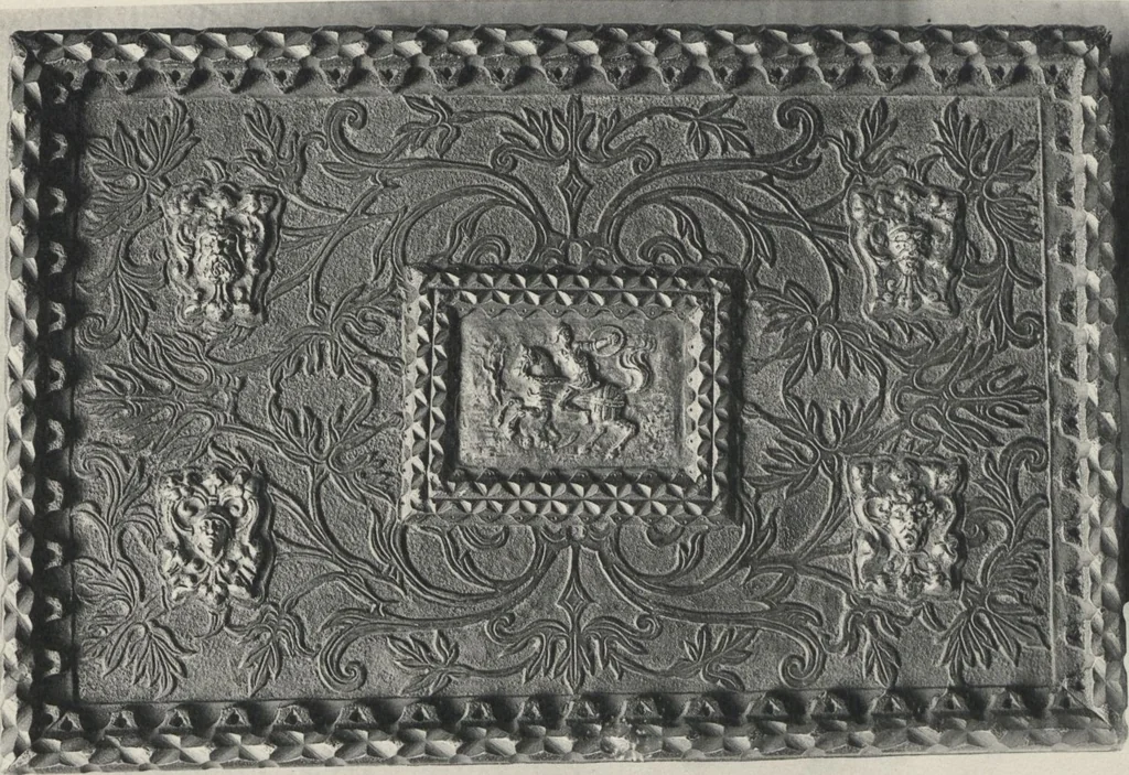 An illustration from Documents de ferronnerie ancienne du XIIe au XVIIIe siècle : recueil de 40 planches comprenant plus de 100 documents de ferronnerie monumentale et de serrurerie fine ..., 1922, leaf 29