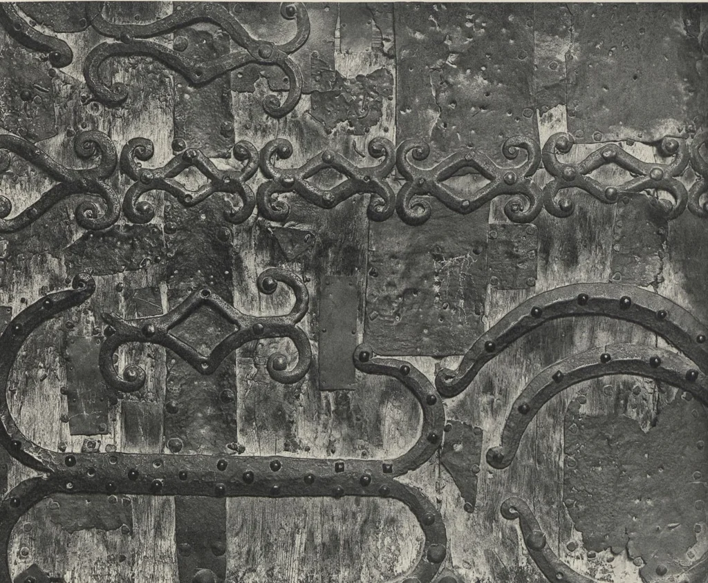 An illustration from Documents de ferronnerie ancienne du XIIe au XVIIIe siècle : recueil de 40 planches comprenant plus de 100 documents de ferronnerie monumentale et de serrurerie fine ..., 1922, leaf 6