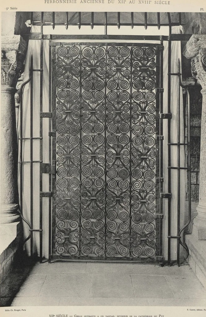 An illustration from Documents de ferronnerie ancienne du XIIe au XVIIIe siècle : recueil de 40 planches comprenant plus de 100 documents de ferronnerie monumentale et de serrurerie fine ..., 1922, leaf 7