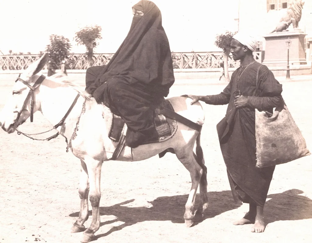 An illustration from [Album of Egyptian and Turkish photographs. Volume 2 / assembled by Rudolf H. and Lulu Reinhart in 1906 on their wedding trip], 1906, leaf 16