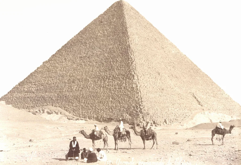 An illustration from [Album of Egyptian and Turkish photographs. Volume 2 / assembled by Rudolf H. and Lulu Reinhart in 1906 on their wedding trip], 1906, leaf 22