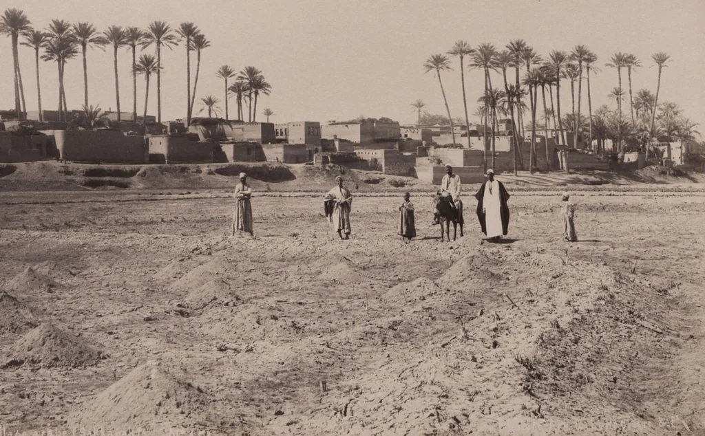 An illustration from [Album of Egyptian and Turkish photographs. Volume 2 / assembled by Rudolf H. and Lulu Reinhart in 1906 on their wedding trip], 1906, leaf 33