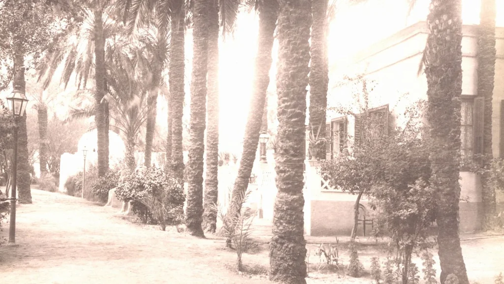 An illustration from [Album of Egyptian and Turkish photographs. Volume 2 / assembled by Rudolf H. and Lulu Reinhart in 1906 on their wedding trip], 1906, leaf 38