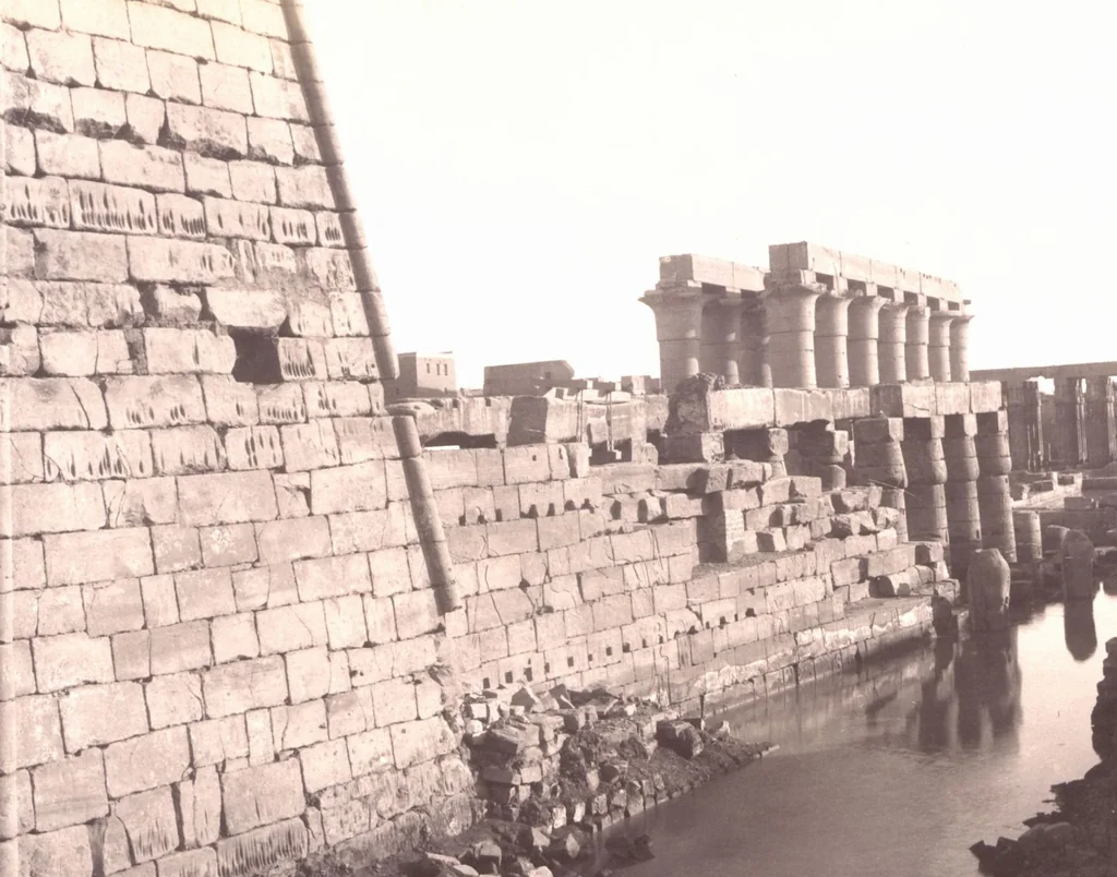 An illustration from [Album of Egyptian and Turkish photographs. Volume 2 / assembled by Rudolf H. and Lulu Reinhart in 1906 on their wedding trip], 1906, leaf 42