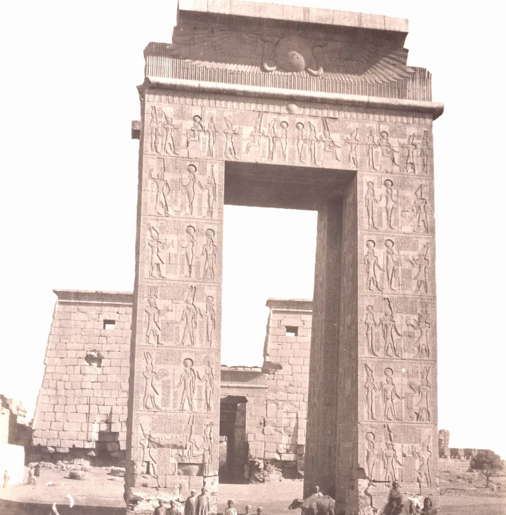 An illustration from [Album of Egyptian and Turkish photographs. Volume 2 / assembled by Rudolf H. and Lulu Reinhart in 1906 on their wedding trip], 1906, leaf 59