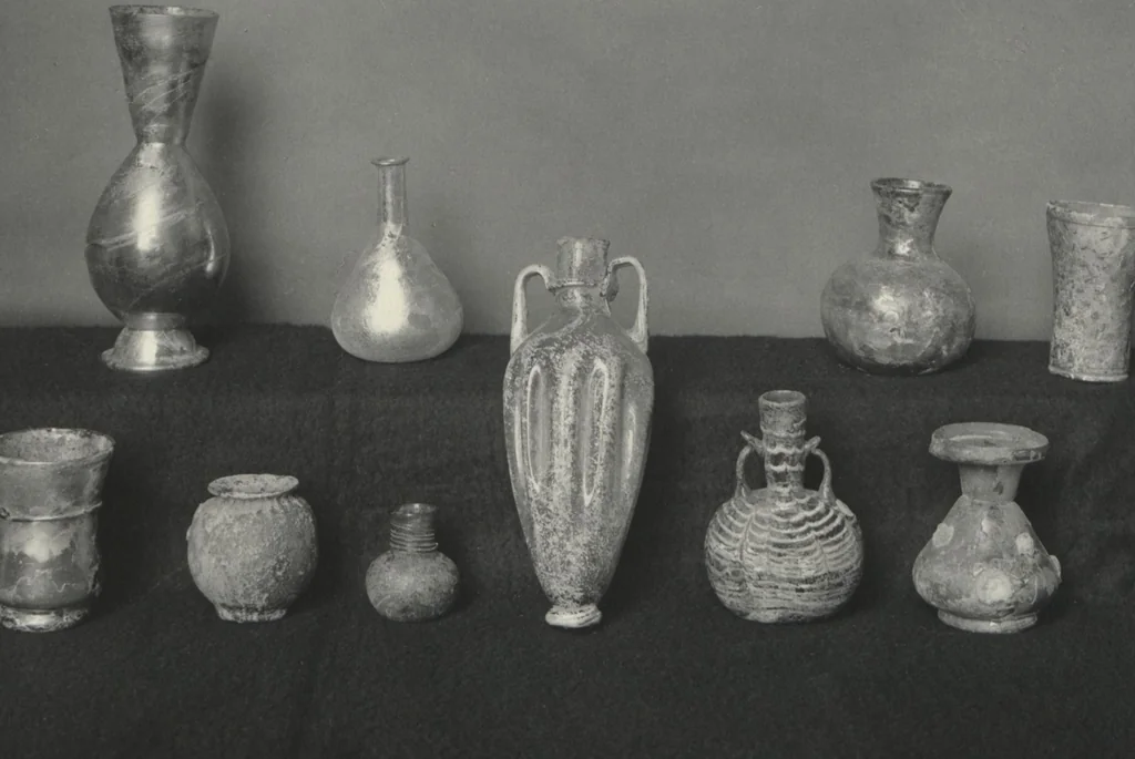 An illustration from Frank J. Gould : Photographs, [ca. 1910], 1910, leaf 35