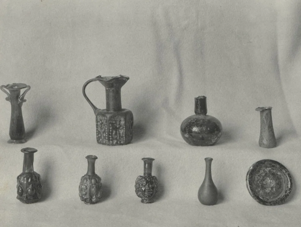 An illustration from Frank J. Gould : Photographs, [ca. 1910], 1910, leaf 38