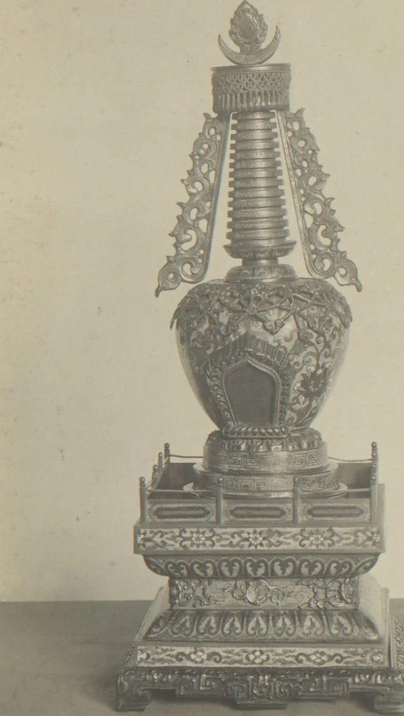 An illustration from Cloisonnés from the collection of John P. Love, the Gables, Green Lane, Northwood, Middlesex, leaf 12