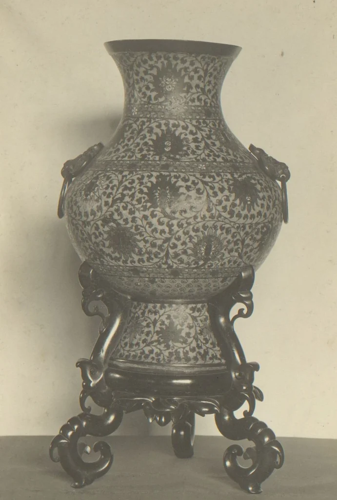 An illustration from Cloisonnés from the collection of John P. Love, the Gables, Green Lane, Northwood, Middlesex, leaf 15