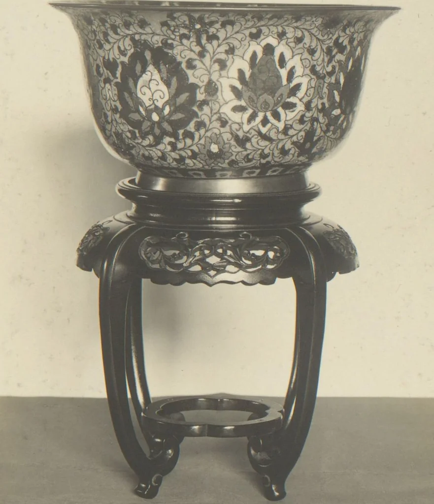 An illustration from Cloisonnés from the collection of John P. Love, the Gables, Green Lane, Northwood, Middlesex, leaf 16