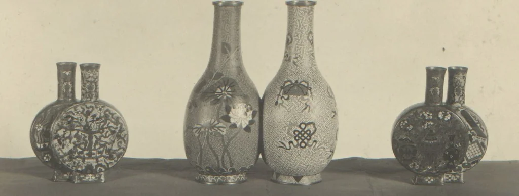 An illustration from Cloisonnés from the collection of John P. Love, the Gables, Green Lane, Northwood, Middlesex, leaf 25