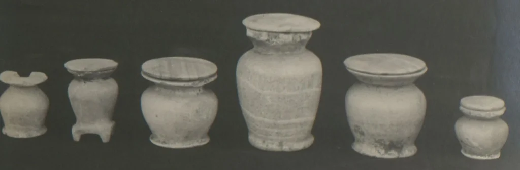 An illustration from Selective catalogue of Egyptian antiquities from the collection of Sayed Pasha Khashaba, Assiut, Upper Egypt William C. Hayes, 1931, leaf 75