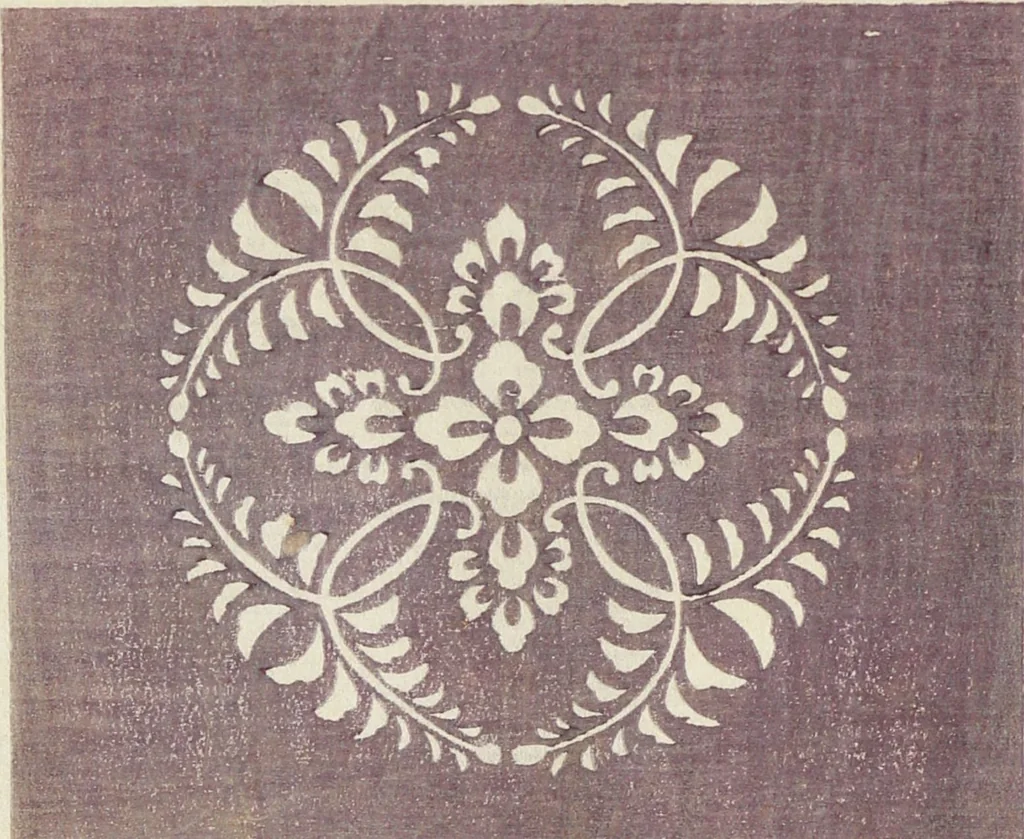 An illustration from Patterns of Brocades Worn at Court (Shōzoku shokumon zue 装束織文図会), 1815, leaf 69