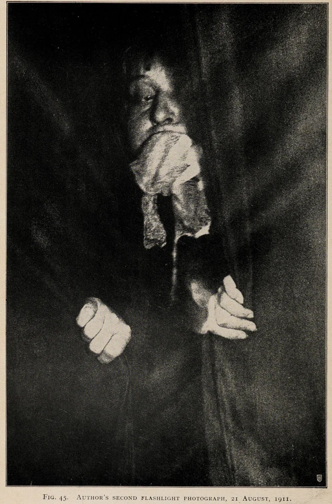 An illustration from Phenomena of materialisation : a contribution to the investigation of mediumistic teleplastics / by Baron von Schrenck Notzing ; translated by E.E. Fournier d'Albe., 1923, leaf 162
