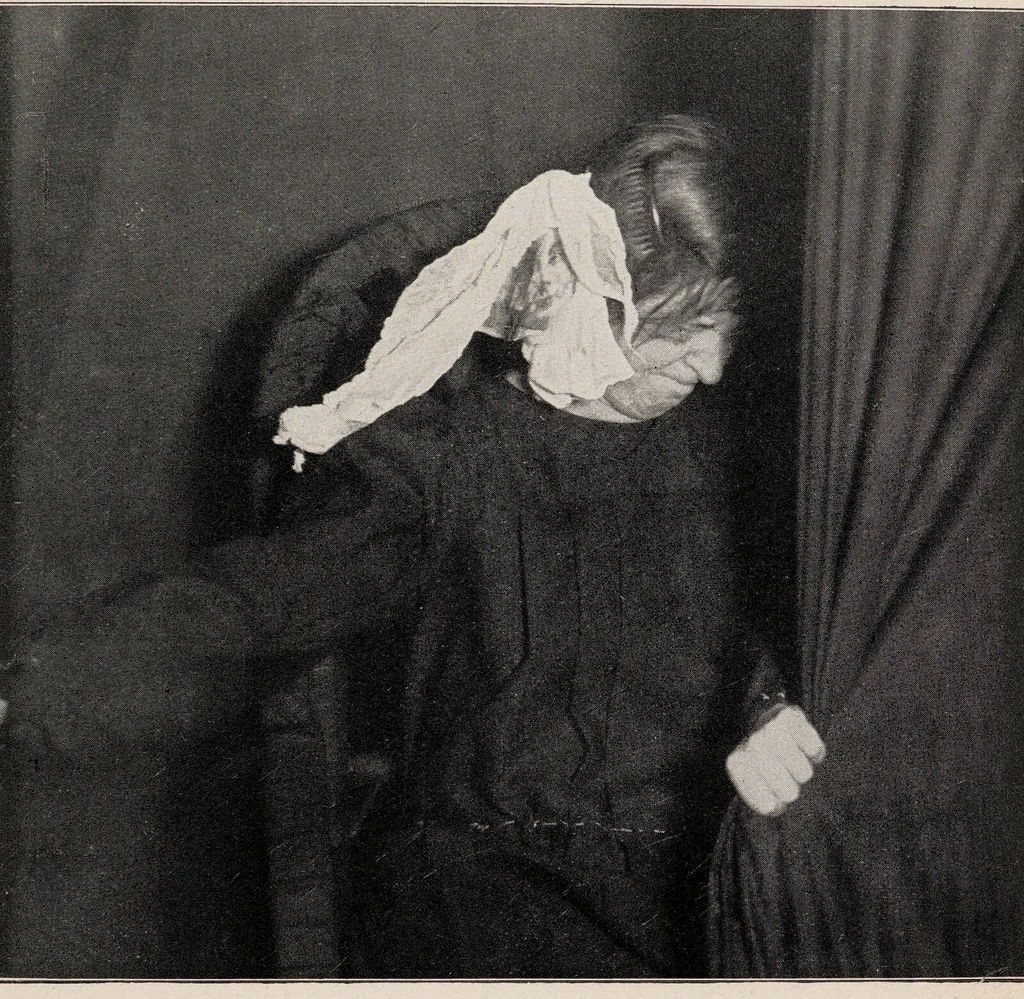 An illustration from Phenomena of materialisation : a contribution to the investigation of mediumistic teleplastics / by Baron von Schrenck Notzing ; translated by E.E. Fournier d'Albe., 1923, leaf 189