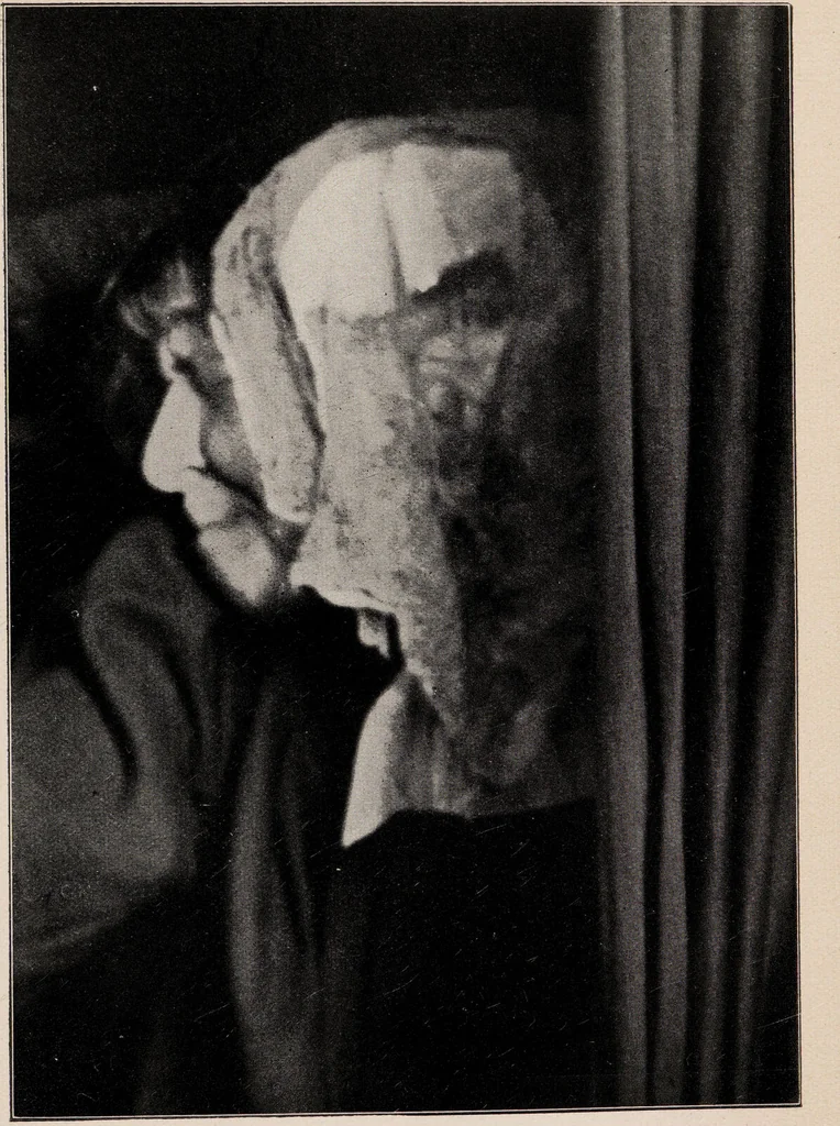 An illustration from Phenomena of materialisation : a contribution to the investigation of mediumistic teleplastics / by Baron von Schrenck Notzing ; translated by E.E. Fournier d'Albe., 1923, leaf 261