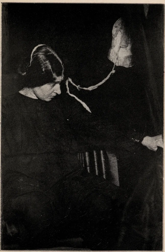 An illustration from Phenomena of materialisation : a contribution to the investigation of mediumistic teleplastics / by Baron von Schrenck Notzing ; translated by E.E. Fournier d'Albe., 1923, leaf 277