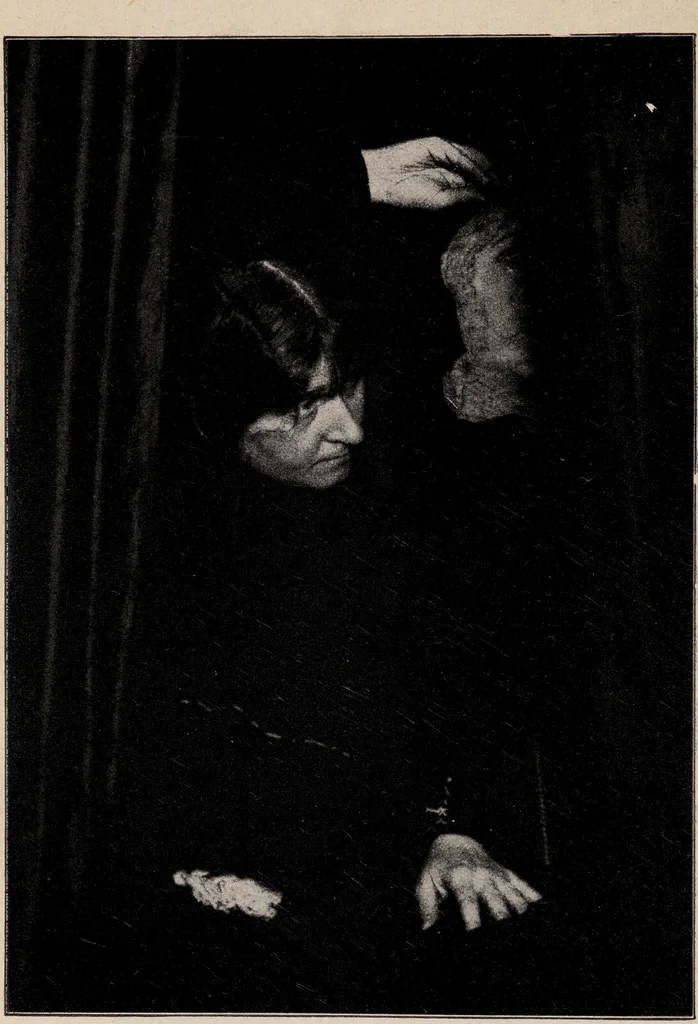 An illustration from Phenomena of materialisation : a contribution to the investigation of mediumistic teleplastics / by Baron von Schrenck Notzing ; translated by E.E. Fournier d'Albe., 1923, leaf 282