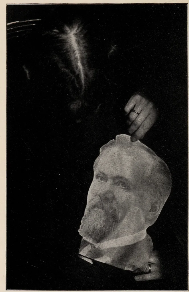 An illustration from Phenomena of materialisation : a contribution to the investigation of mediumistic teleplastics / by Baron von Schrenck Notzing ; translated by E.E. Fournier d'Albe., 1923, leaf 470
