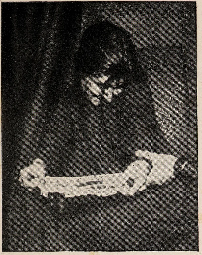 An illustration from Phenomena of materialisation : a contribution to the investigation of mediumistic teleplastics / by Baron von Schrenck Notzing ; translated by E.E. Fournier d'Albe., 1923, leaf 517