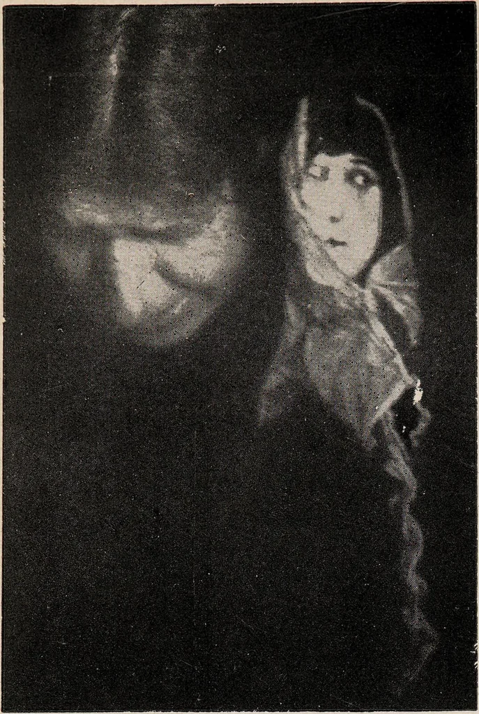 An illustration from Phenomena of materialisation : a contribution to the investigation of mediumistic teleplastics / by Baron von Schrenck Notzing ; translated by E.E. Fournier d'Albe., 1923, leaf 518