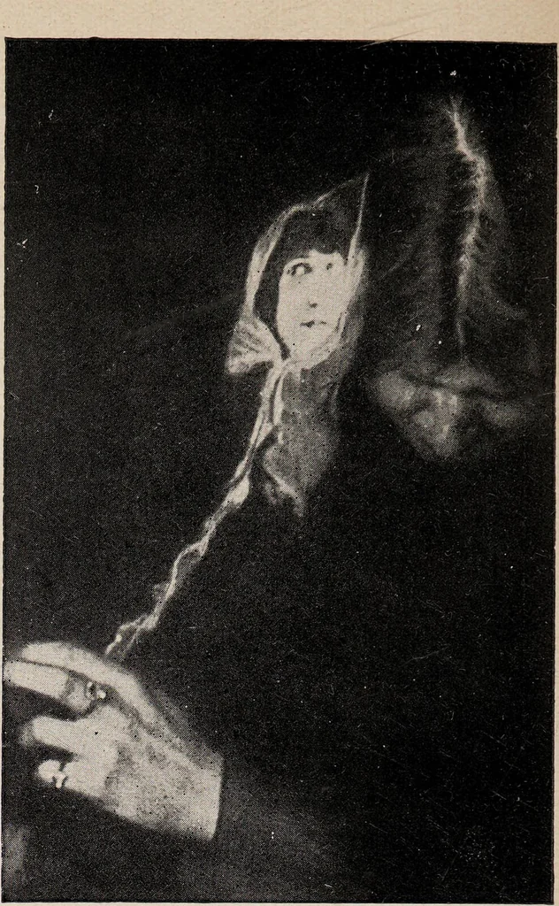 An illustration from Phenomena of materialisation : a contribution to the investigation of mediumistic teleplastics / by Baron von Schrenck Notzing ; translated by E.E. Fournier d'Albe., 1923, leaf 518
