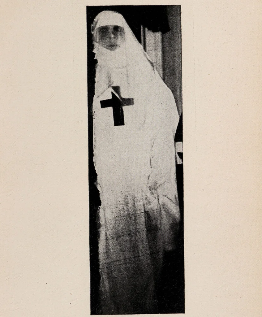 An illustration from Phenomena of materialisation : a contribution to the investigation of mediumistic teleplastics / by Baron von Schrenck Notzing ; translated by E.E. Fournier d'Albe., 1923, leaf 523