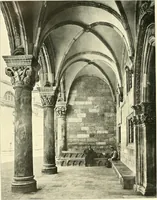 An illustration from Dekorative skvlptvr: figvr, ornament, architektvrplastik avs den havptepochen der kvnst (1910)