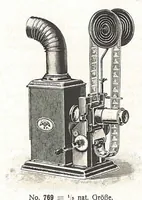 An illustration from Preisliste über optische, mechanische und elektrische Waren, Physikalische Spiele und Lehrmittel: Abteilung I. Laterna Magica, Projektions-Apparate, Postkarten-Cameras, Kinematographen, Lupen und Lesegläser, Extra-Laterna Magica-Bilder und bewegliche Verwandlungsbilder, Films (1914)