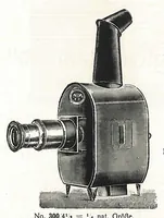An illustration from Preisliste über optische, mechanische und elektrische Waren, Physikalische Spiele und Lehrmittel: Abteilung I. Laterna Magica, Projektions-Apparate, Postkarten-Cameras, Kinematographen, Lupen und Lesegläser, Extra-Laterna Magica-Bilder und bewegliche Verwandlungsbilder, Films (1914)