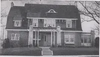 An illustration from The famous fifty and other favorite homes (1916)