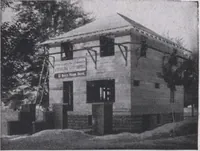 An illustration from The famous fifty and other favorite homes (1916)