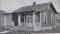 An illustration from The famous fifty and other favorite homes (1916)