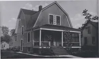 An illustration from The famous fifty and other favorite homes (1916)