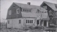 An illustration from The famous fifty and other favorite homes (1916)