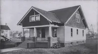 An illustration from The famous fifty and other favorite homes (1916)