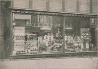 An illustration from Review of spring and summer goods, 1911 (1911)