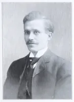 An illustration from The famous Nikolas lacquers. (1915)
