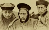An illustration from Album chinois : ce petit album est destiné à faire connaître les véritables costumes des habitants du Céleste Empire ... : on a réuni aussi les portraits des missionnaires de la Compagnie de Jésus .. (1860)